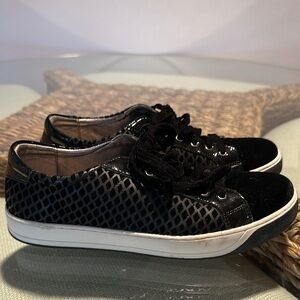 Johnston & Murphy Black Sneakers with Textured Pattern